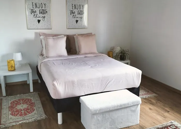 Sara Oda ve Kahvaltı Nîmes