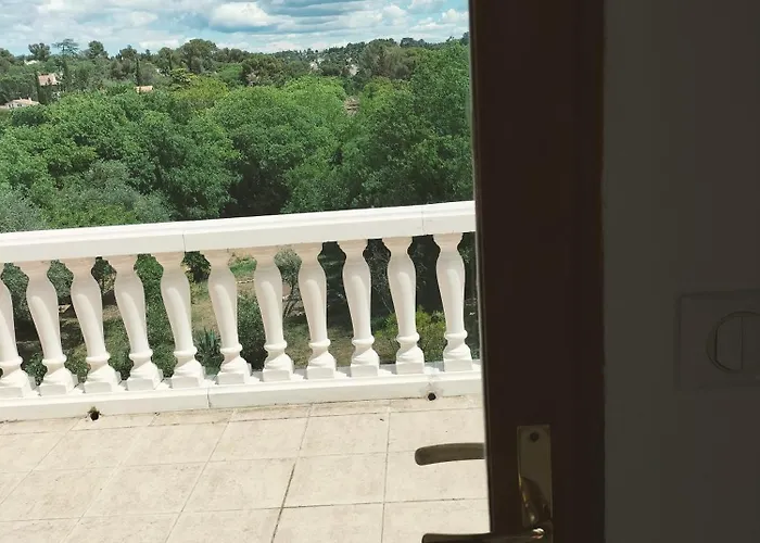 Sara Oda ve Kahvaltı Nîmes